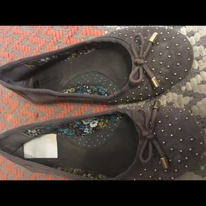 Cute flats with studs & bow White Mountain